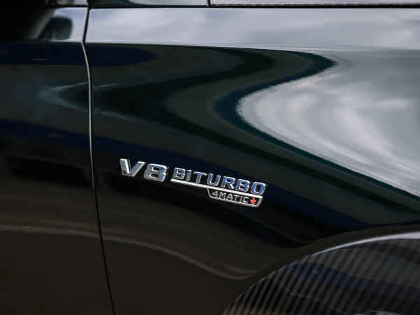 Маркировка, шильдик “V8 BITURBO”