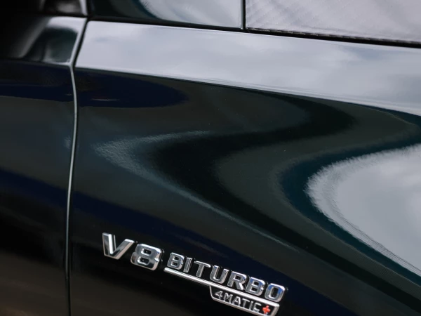 Маркировка, шильдик “V8 BITURBO”