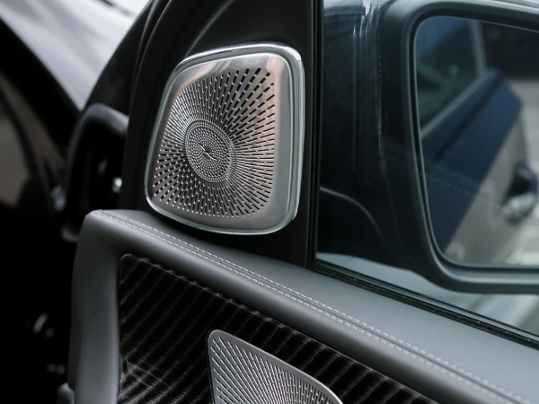 Звуковые колонки Burmester, встроенная в карту передней двери