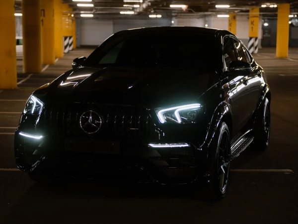 MERCEDES BENZ GLE 63 S - вид спереди с включенными фарами