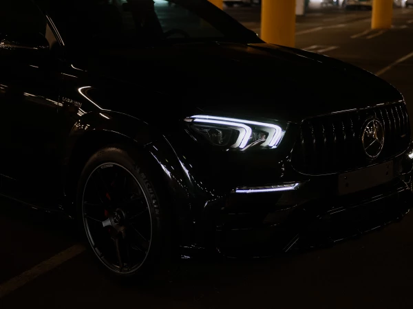 MERCEDES BENZ GLE 63 S - вид спереди с включенными фарами
