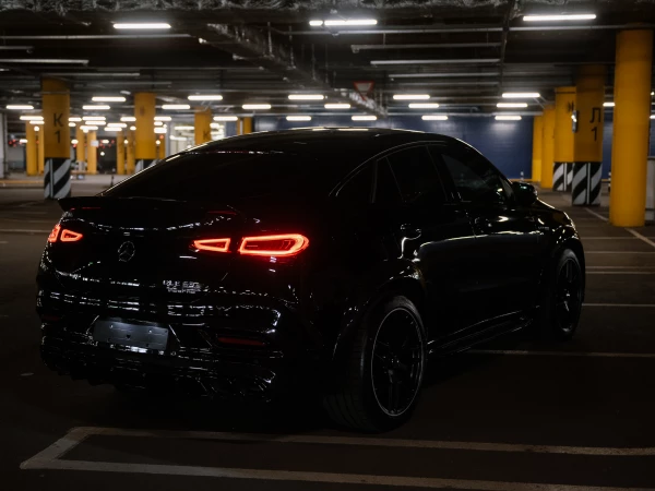 MERCEDES BENZ GLE 63 S - вид сзади с включенными фарами