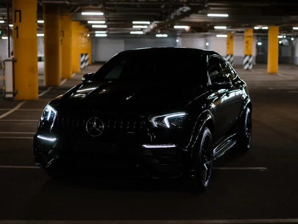 MERCEDES BENZ GLE 63 S - вид спереди с включенными фарами