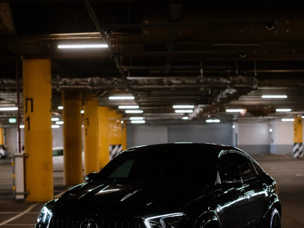 MERCEDES BENZ GLE 63 S - вид спереди с включенными фарами
