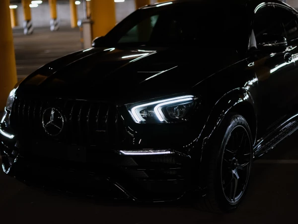 MERCEDES BENZ GLE 63 S - вид спереди с включенными фарами