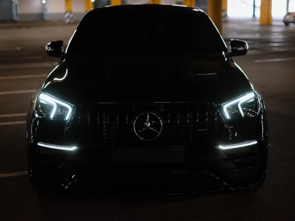 MERCEDES BENZ GLE 63 S - вид спереди с включенными фарами