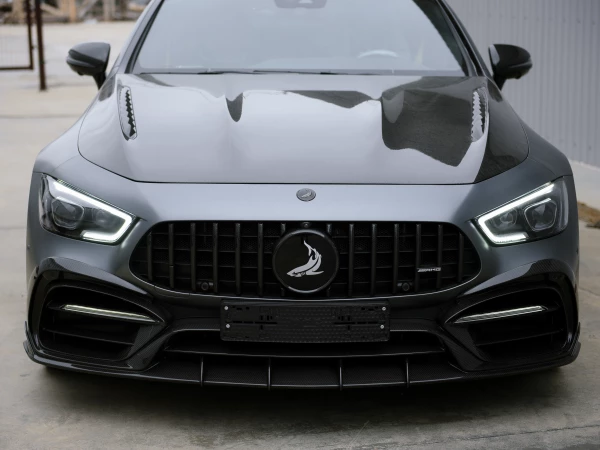 Mercedes-Benz AMG GT - вид спереди с логотипом Top Car и решетка радиатора с вертикальными ребрами