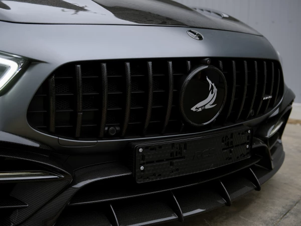 Решетка радиатора с вертикальными ребрами и эмблемой Тор Cars