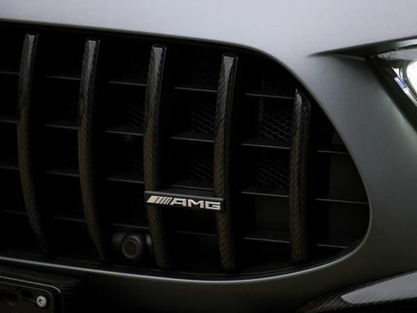 Часть решетка радиатора с декоративным элементом “AMG”