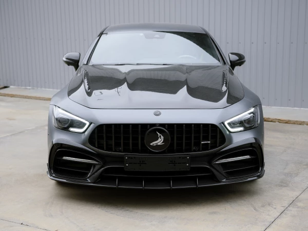 Mercedes-Benz AMG GT - вид спереди с логотипом Top Car и решетка радиатора с вертикальными ребрами