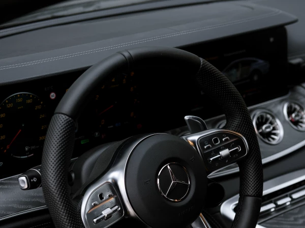 Многофункциональное рулевое колесо AMG