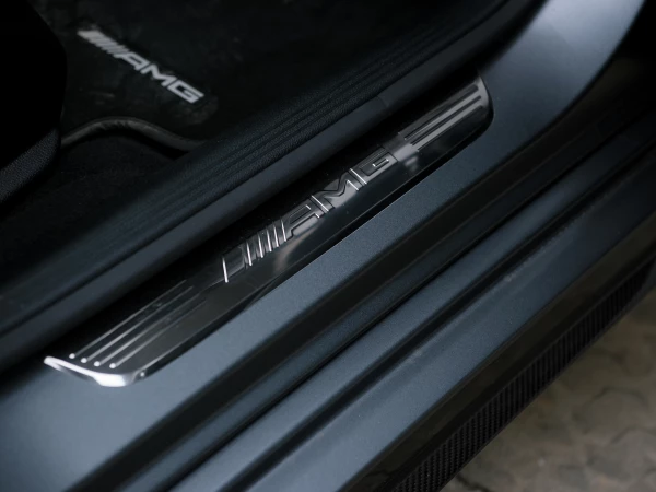 Накладка на порог с надписью «AMG»