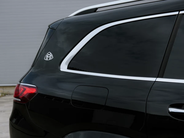 Эмблема “Maybach” на задней части кузова