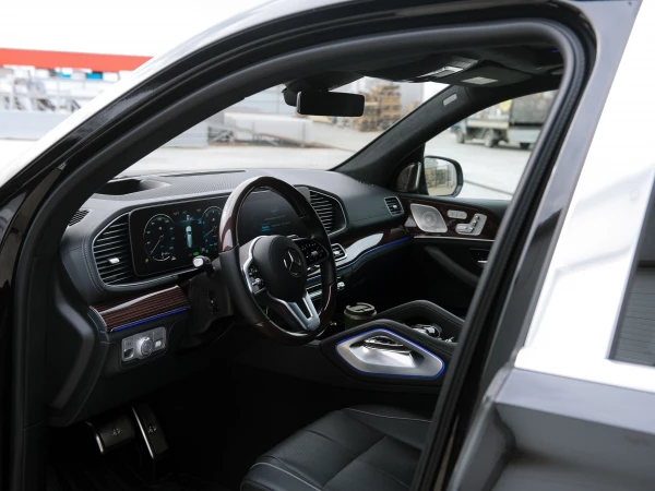 Вид на интерьер MERCEDES-MAYBACH GLS 600