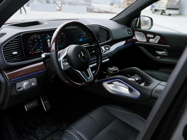 Вид на интерьер MERCEDES-MAYBACH GLS 600