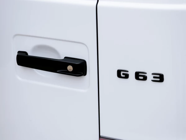 Шильдик G63 в черном цвете и ручка багажника с функцией keyless-go